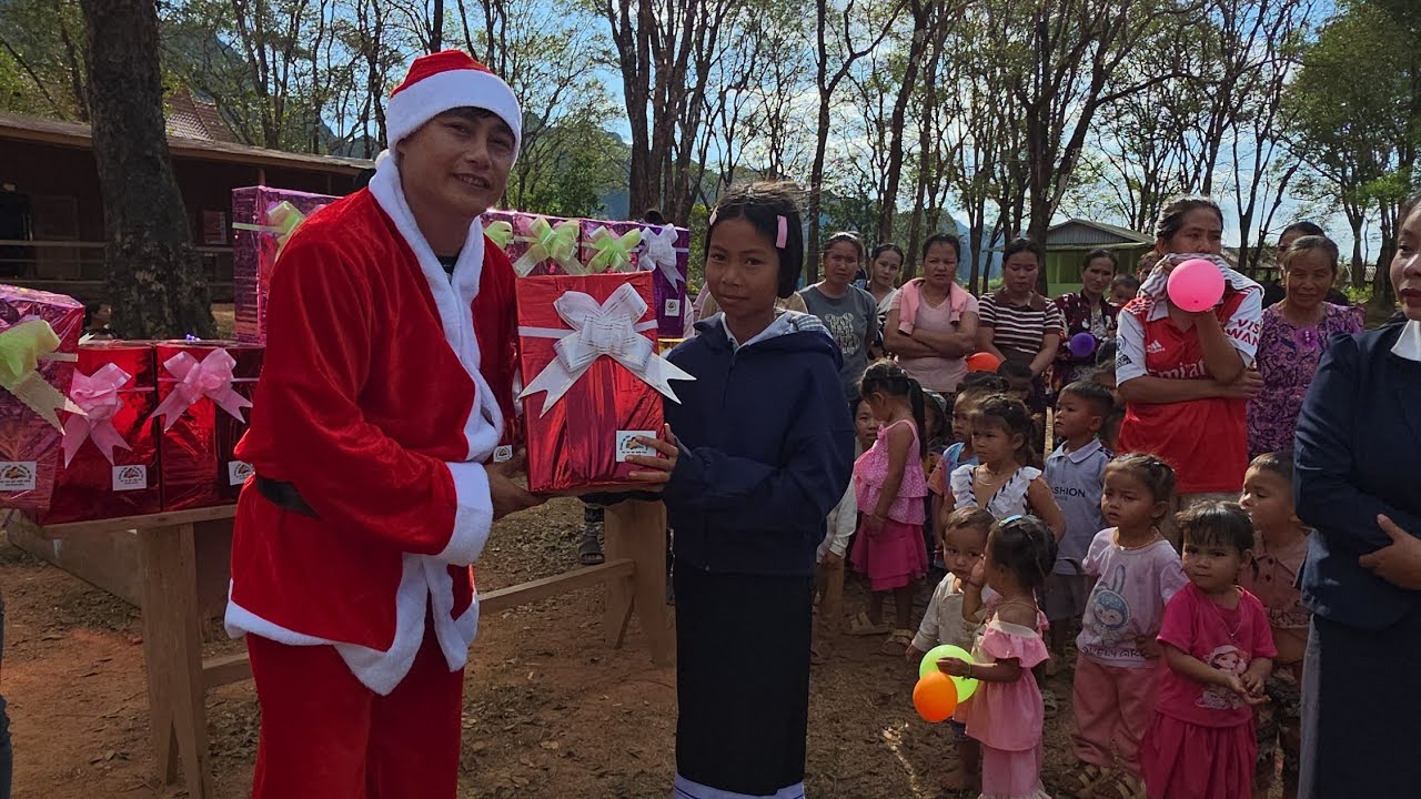 กลับมาบ้านเกีดเพื่อแจกของให้เด็กๆ