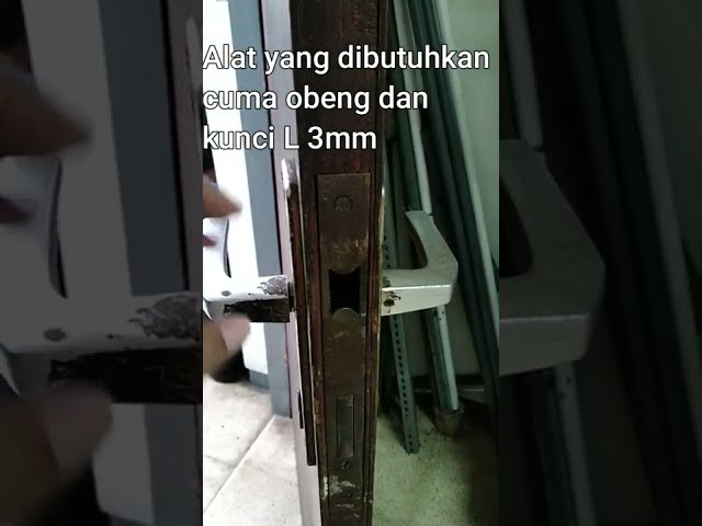 Mengganti Kunci Pintu Rumah class=