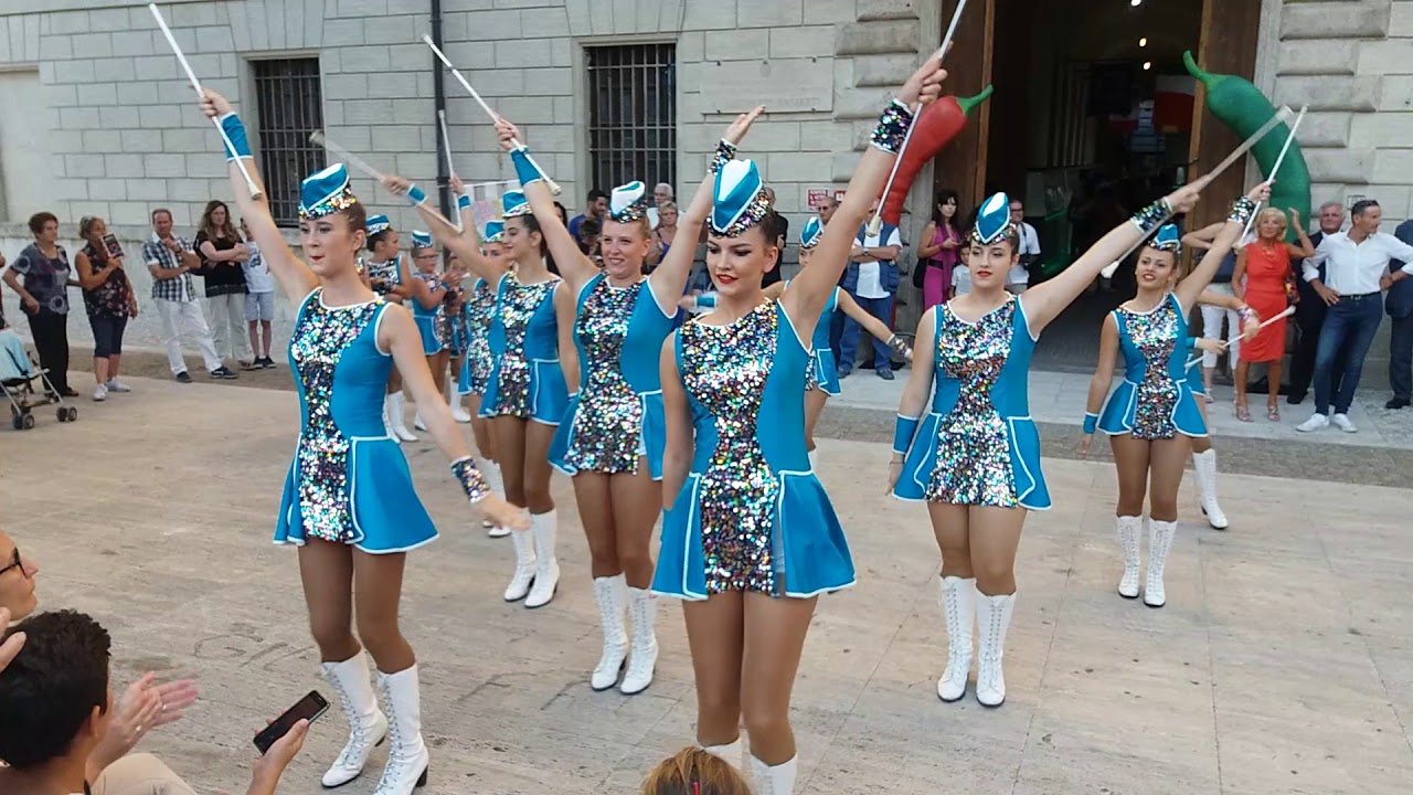 MAJORETTE DI CASPERIA - YouTube.