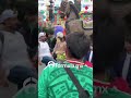 ¡De cabecita! Así se entretiene la afición mexicana a segundos del encuentro México VS Corea
