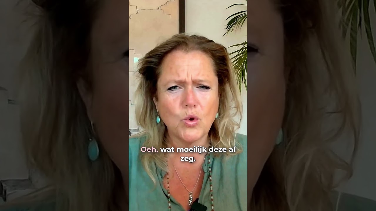 In deze aflevering van Leven voor en na de dood praat ik met Irma van Herwaarden, spreker, theatermaker en coach. Van het eerste moment tot het laatste had ik kippenvel, niet alleen door wat ze vertelde, maar vooral door de energie die er in de ruimte hing terwijl ze sprak. Iets wat je niet kunt filmen, maar misschien wel kunt voelen als je dit besprek bekijkt of beluisterd.
Irma vertelt over de dag dat ze tijdens een ayahuasca reis, jaren voordat het gebeurde, te horen kreeg dat haar moeder zou sterven, en dat zij daarin een rol had, zonder te mogen sturen of vasthouden. Zes jaar later zat ze naast haar moeders ziekenhuisbed, en gebeurde precies wat haar was voorspeld.
We praten over wat er ontstaat in de ruimte rond een sterfbed, over boodschappen die zich aandienen op momenten dat je het het minst verwacht, en over hoe je iemand kunt helpen loslaten met woorden over licht, engelen en liefde, ook als je zelf niet zeker weet of je gelooft. Irma vertelt over de tekenen die haar moeder haar sindsdien stuurt, over een droom die alles op zijn plek zette, en over het moment waarop ze besefte hoe gevoelig ze eigenlijk altijd al is geweest.
5 oktober om 19.30 via YouTube .

❤️ Bonnie
#Levenvoorennadedood #yourmodernmystics #bewustwording #mediumschap #bijnadoodervaring Minder weergeven