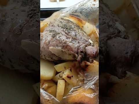 Простой рецепт на ужин из голени индейки, лучшее сочетание мяса с картошкой!