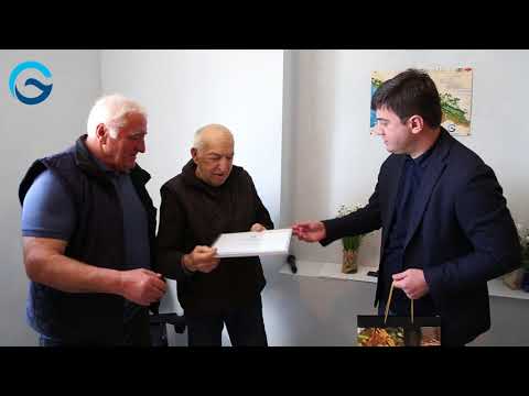 გიორგი კობერიძემ 84 წლის ელგუჯა ჩარკვიანს „მადლობის სიგელი“ და ფულადი ჯილდო გადასცა