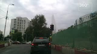Очевидцы сняли гигантский фонтан, забивший из земли на западе Москвы