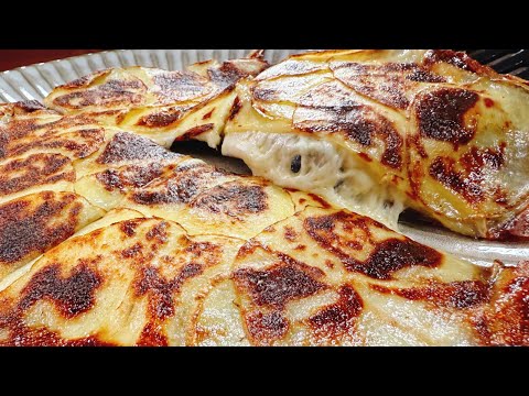 材料2つ【並べて焼くだけ】最高に旨すぎてジャガイモ大量消費どころかむしろ足らなくなる！ 新ジャガで作る『クリスピーチーズナン風ポテト』とカレーが超ヤバい！Crispy Cheese Potatoes