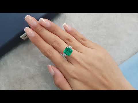 Natural Muzo green emerald in octagon cut 3.93 ct, Colombia Video  № 5