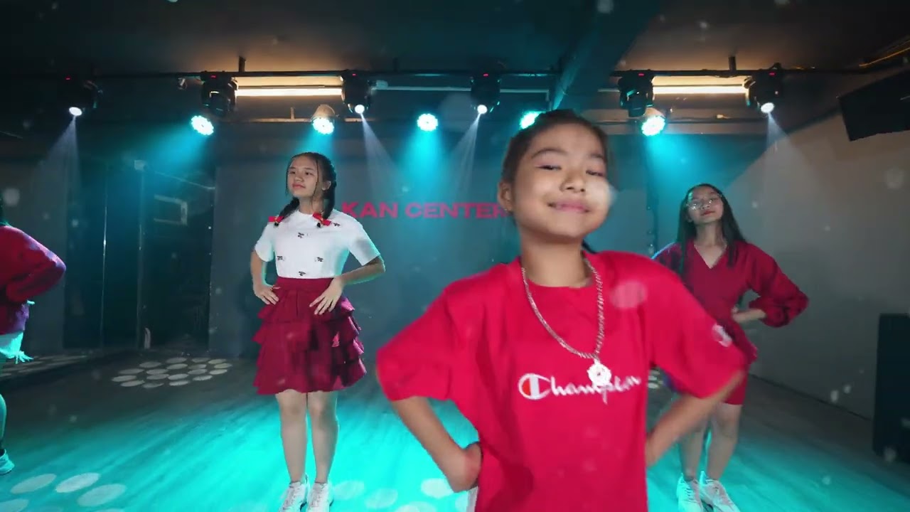 MASHUP JINGLE BELL ROCK & HÒA NHỊP GIÁNG SINH - BASIC DANCE - KAN CENTER - Suri Quynh Anh
