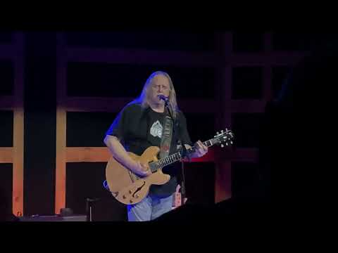 Video: Warren Haynes nettoverdi: Wiki, gift, familie, bryllup, lønn, søsken