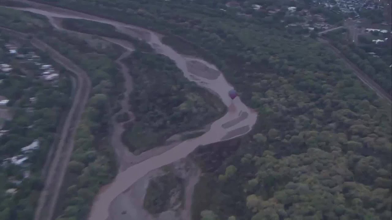 Pilots have fun with a group Splash and Dash during the 2025 Balloon Fiesta