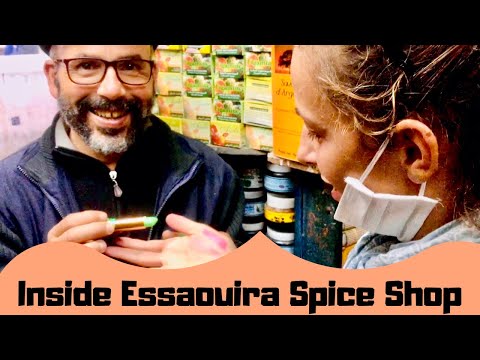 essaouira-morocco-spice-shop-what-is-that?!-herbs-and-cures,-what-do-we-buy?