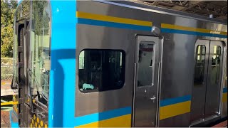 E131系1000番台ﾅﾊT3編成が各駅停車扇町行きとして鶴見駅3番線を発車するシーン（2024.1.7.8:38）