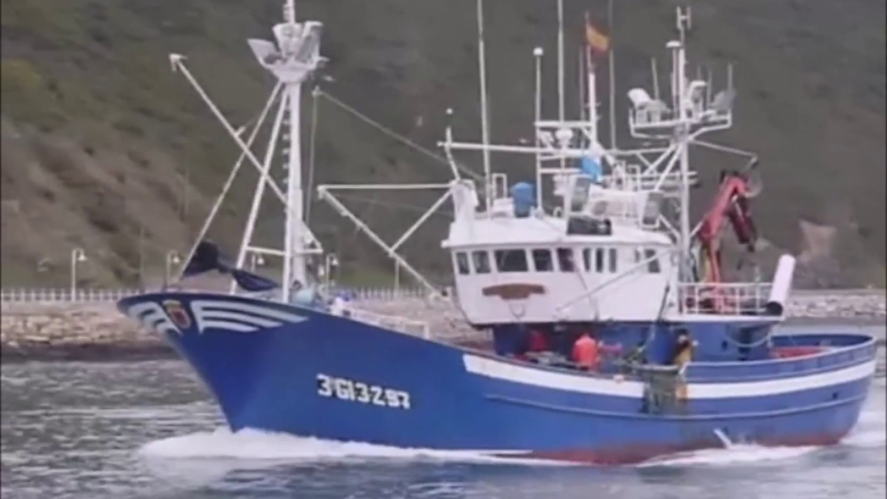 Es muy fcil ir al mercado por la maana y comprar pescado. All expuesto con una historia detrs de valientes hombres y mujeres que se echaron a la mar mientras nosotros dormimos, con el destino incierto de si volvern a tierra o el mar les jugar una mala pasaada. Va por ellos nuestro humilde homenaje y nuestro hondo pesar por los pescadores gallegos que han perdido la vida en el naufragio del barco Villa de Pitanxo ocurrido ayer en aguas glidas de Terranova (Canad). A ellos les dedicamos este "pescadores" cantado por,  Los Carabelas, un veterano tro cntabro formado por Vctor Blanco, Cholo Mario y Ernesto Alonso, quien fund el grupo en 1956, bajo el nombre de Los Piedras Blancas.