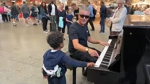Little Troll Turns Up During PIANO LIVESTREAM