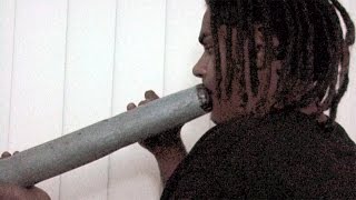 Bevan Gapanbulu Yunupingu on the Blue Bamboo didgeridoo