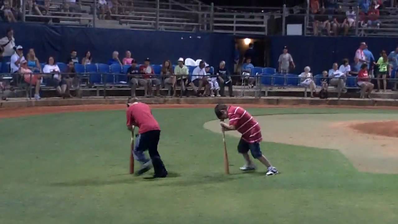 Pensacola Pelicans Baseball 2010 Dizzy Bat Race - YouTube