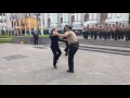 Policías peruanos bailando huayno