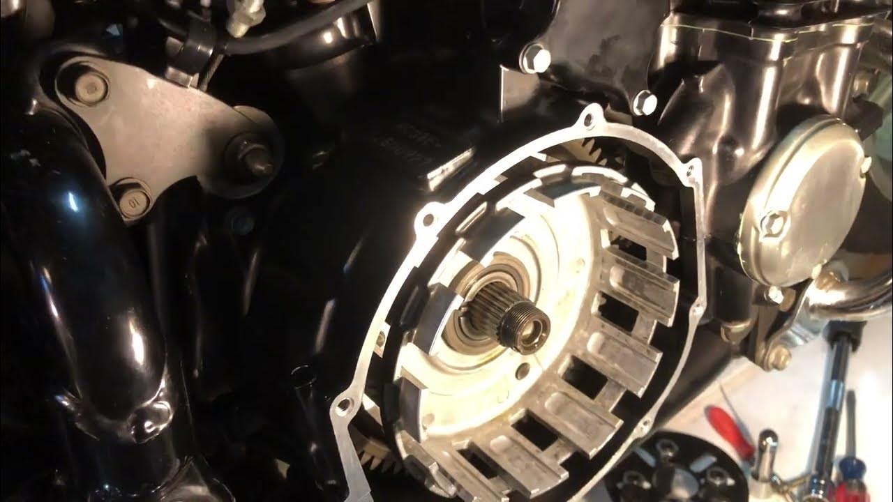 Honda CB750 Nighthawk Clutch Replacement (Part 6/11) -- inspecting the