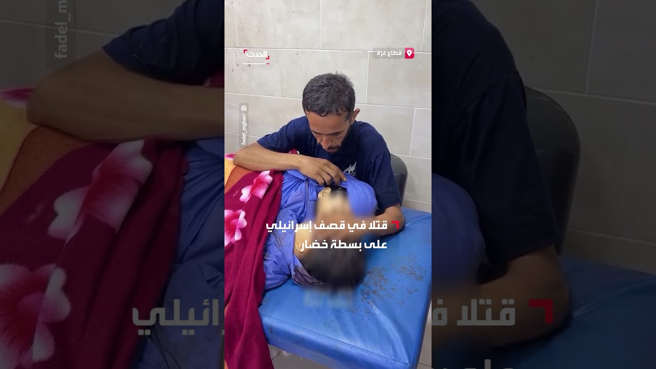 وداع أب لطفليه بعد قتلهما في قصف إسرائيلي بغزة