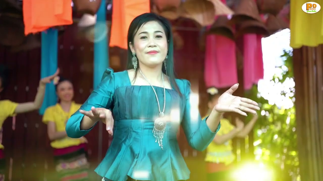 บ่ติอ้ายเฒ่า ບໍ່ຕິອ້າຍເຖົ້າ - ຈັນດອກຟ້າ ເພັດທ່າແຄ [Official music video]