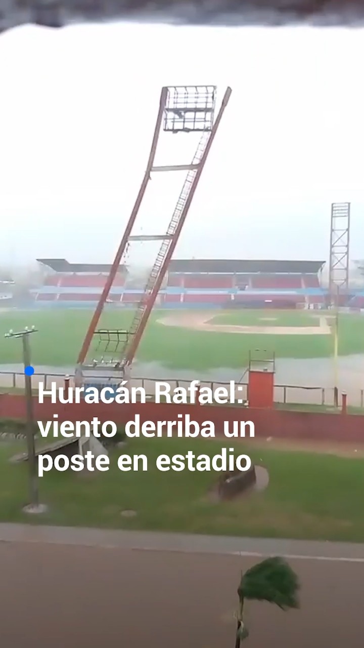 Vientos del huracán Rafael derriban un poste de iluminación en Cuba