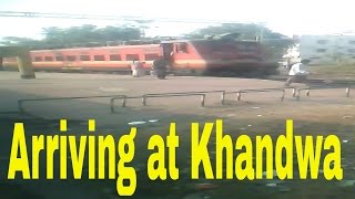 02112 LUCKNOW - LTT AC SF EXPRESS ARRIVING AT KHANDWA STATION | Indian Train 02112 LUCKNOW - LTT AC SF EXPRESS ARRIVING AT KHANDWA STATION | Indian Train