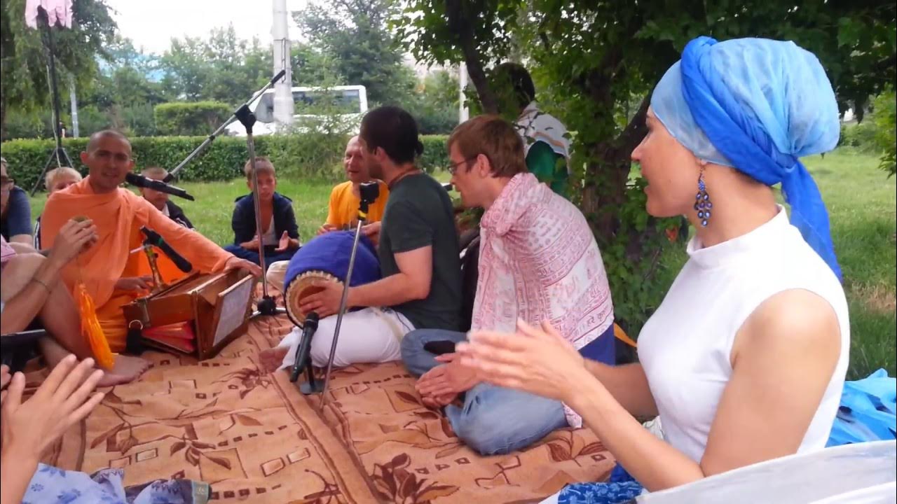 харе кришна люди поющие на улице. харе кришна иркутск. харе видео. кришнаитская мода. харинама санкиртана екатеринбург.