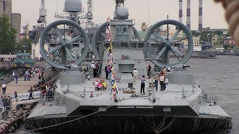 🛥️ De grootste oorlogshovercraft ter wereld! Maak kennis met de Zubr-klasse LCAC🔥