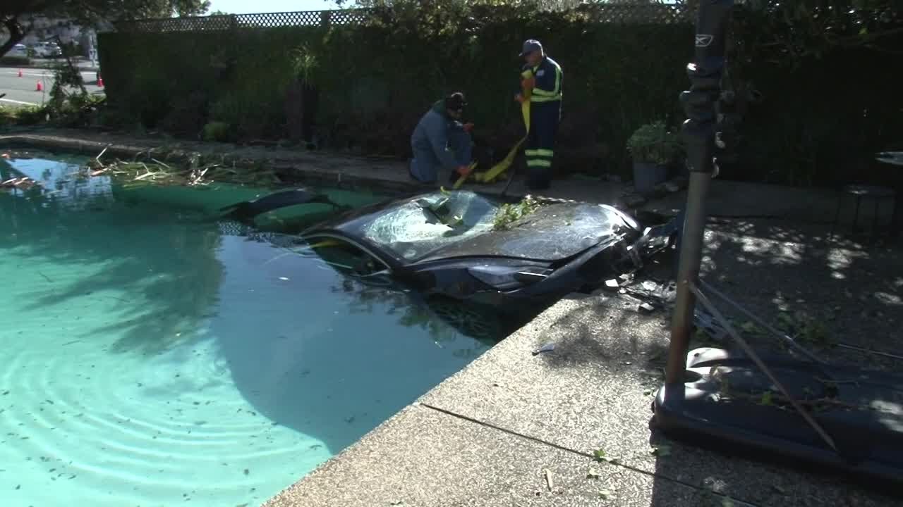 Read more about the article Woman dies in San Rafael after crashing Tesla into swimming pool – KTVU FOX 2 San Francisco