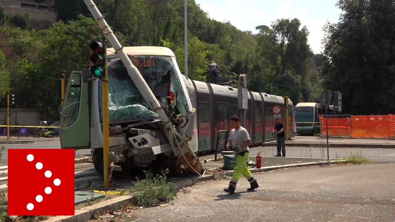 Roma, deraglia tram linea 2: impatto contro palo, 3 feriti