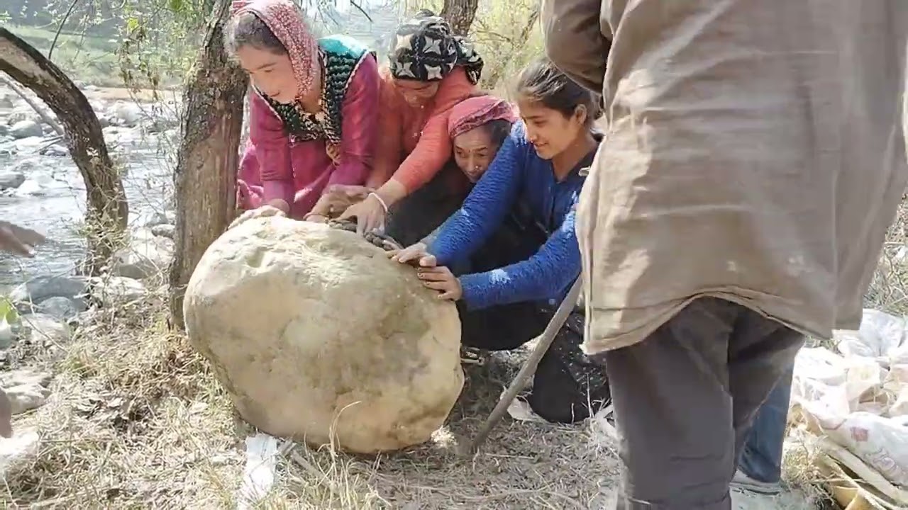 पहाड़ी नारी शक्ति किसी से कम नहीं और साथ ही बन रहा गाय के लिए रस्सी 🤗