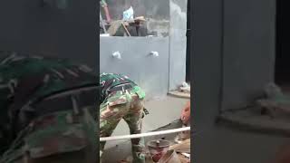 2 Anggota Satgas TMMD 128 Kodim 0405/Lahat, sedang memperlicin lantai MCK siap dimanfaatkan
