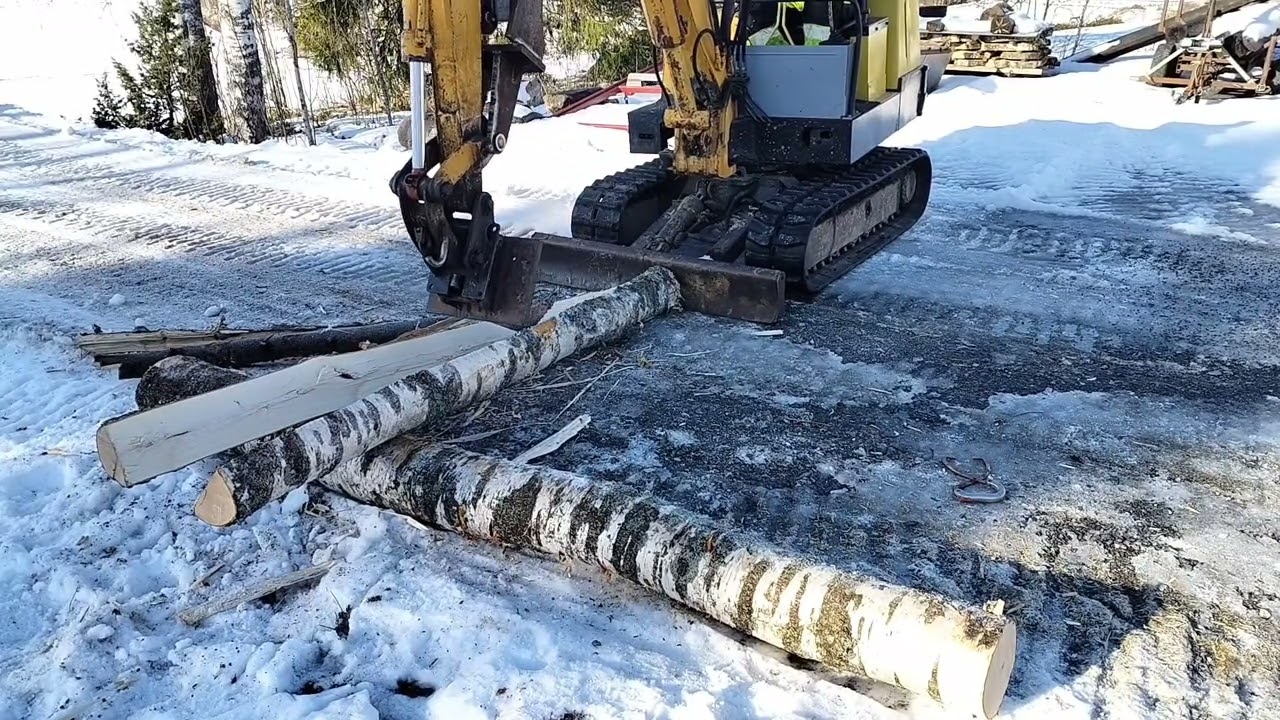 Puun halkaisua yanmarilla