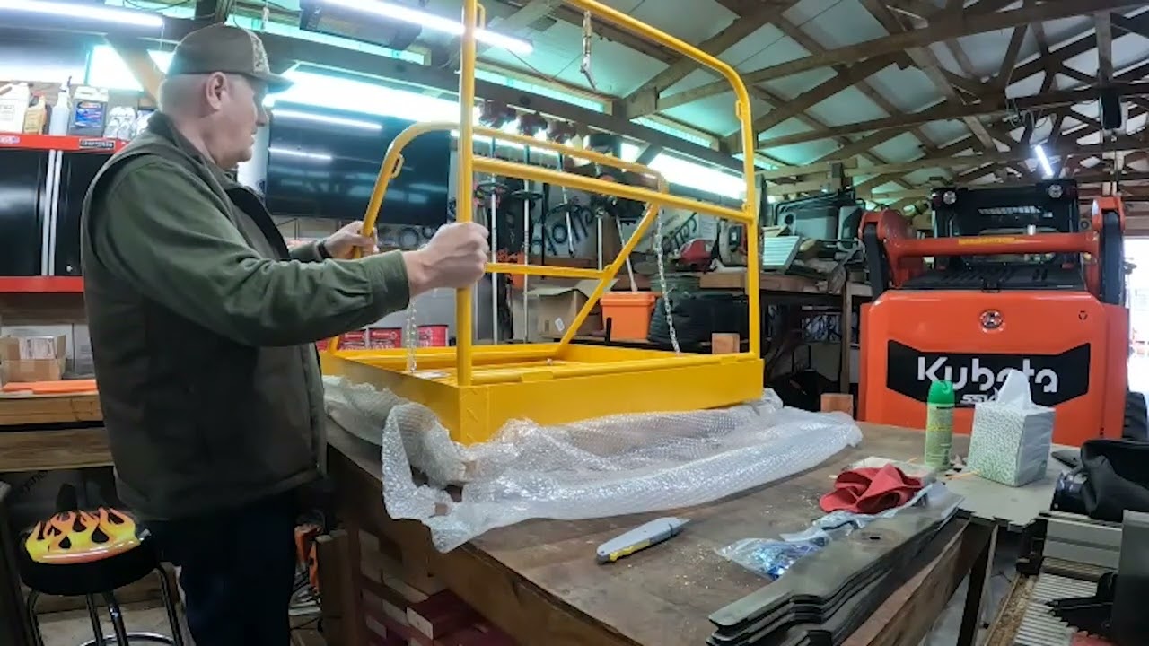 Распаковка защитной рамы для вилочного погрузчика