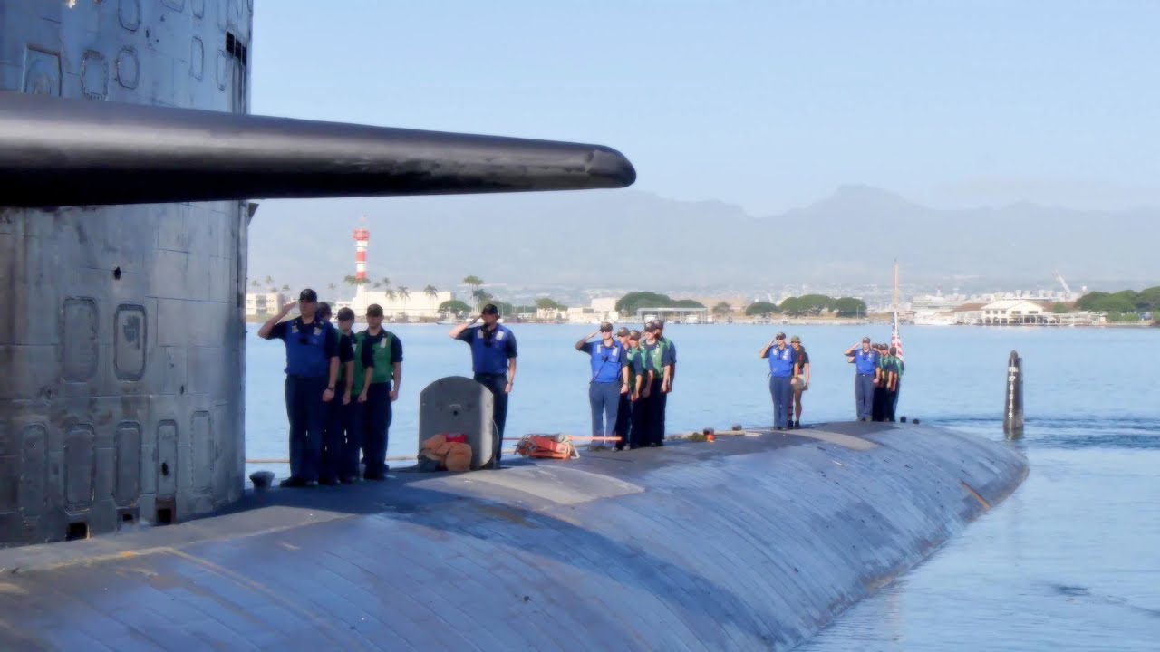 Nuclear Submarine USS Houston (SSN 713) Departs Pearl 