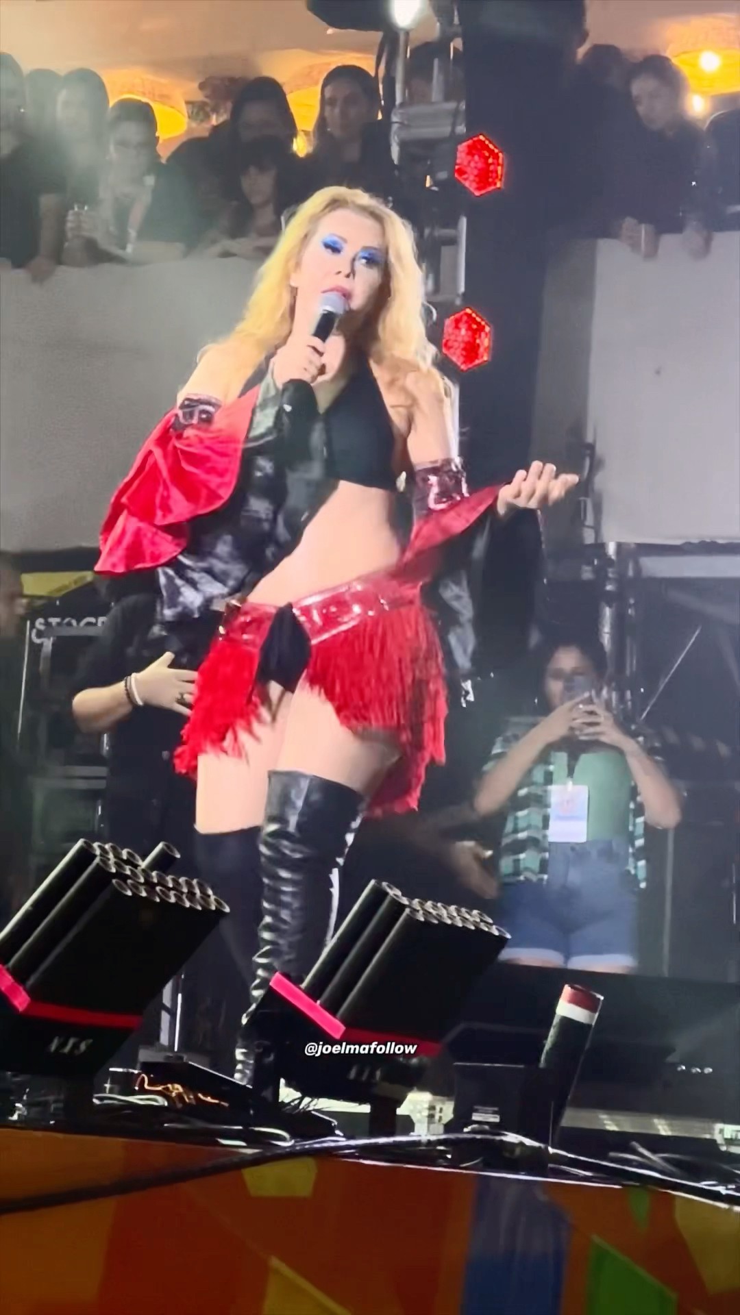 Joelma cantando Estrela Dourada