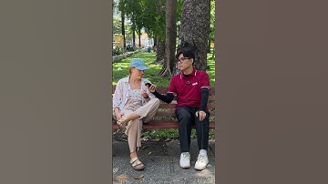 Dùng Máy Phiên Dịch Atalk Plus+ Giao Tiếp Với Du Khách Người Đức