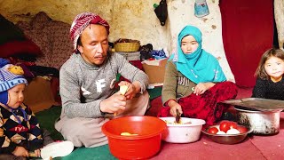 Cave Dwellers Break Their Fast by Preparing Iftar | Family Members Cooperate and Help in Cooking.