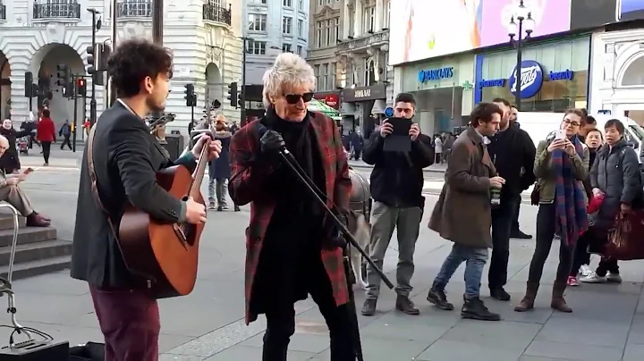 Rod Stewart - Impromptu street performance "Handba...