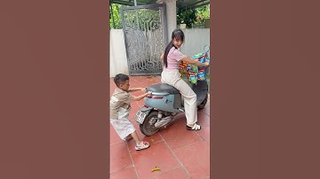 Cậu bé mũ vàng ơi bắt mẹ khờ lại kẻo ăn hết bim bim tăm cay nè