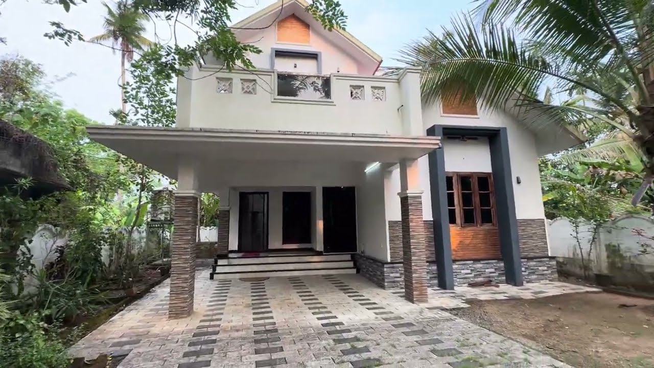 Used House for Sale near Aluva-Paravoor rd, Ernakulam | 7 Cent, 2200 Sqft, 4 BHK | Very Urgent Sale