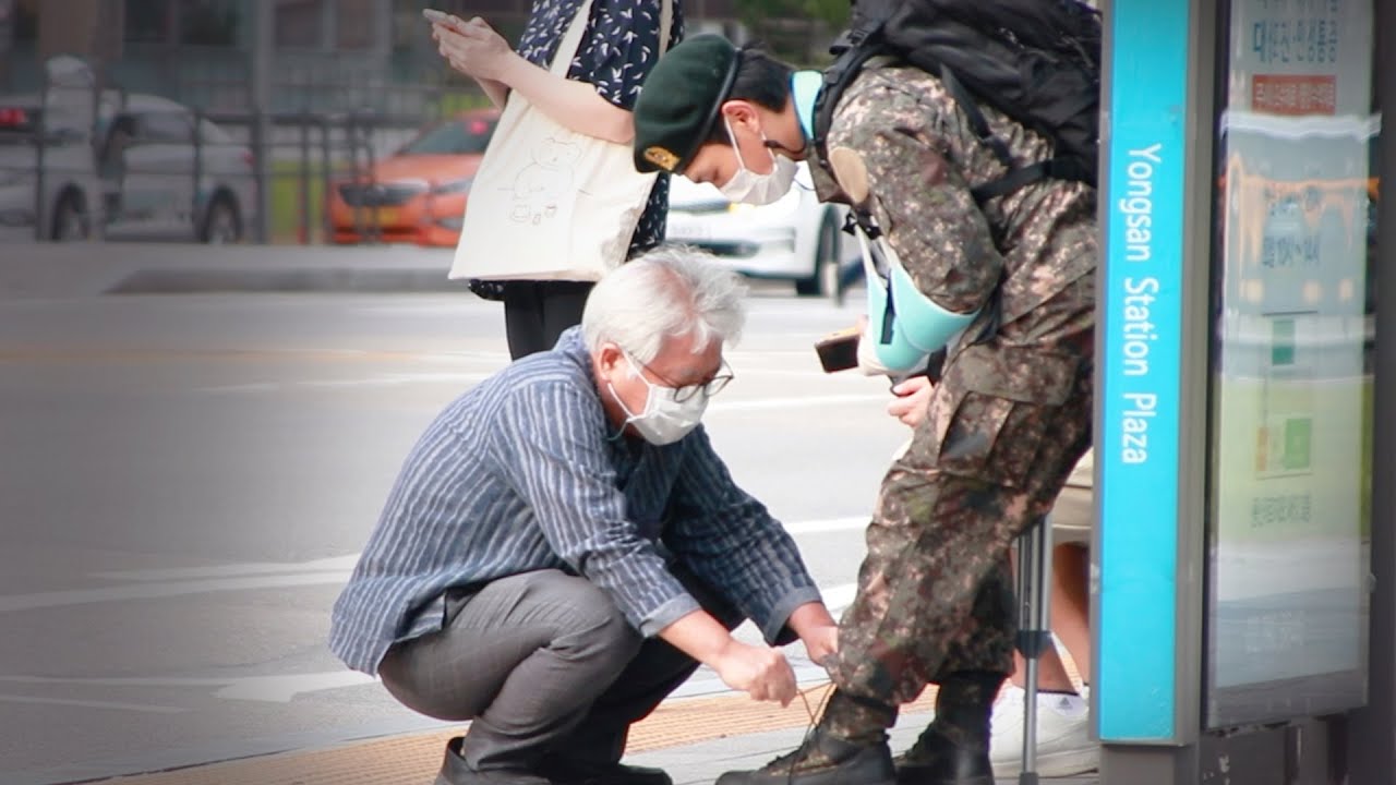 팔을 다친 군인이 신발끈을 묶어달라고 한다면?