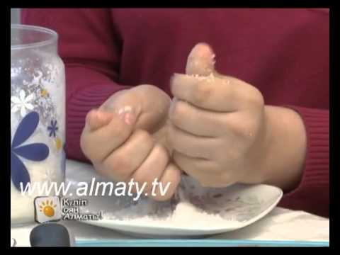 Орыс әйел мен оның құрбысы ер адамның шарларын байлап алған. Кастингтегі жас қаншықтар