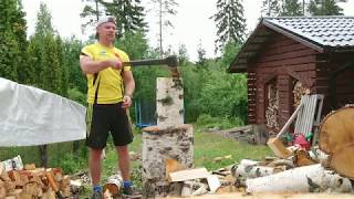 Tips for splitting firewood by hand. Akujelpin vinkkejä polttopuiden tekemiseen kirveellä.