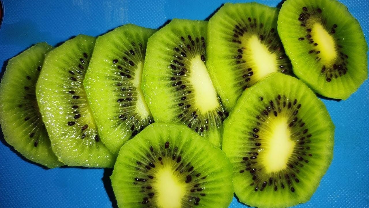 EASY CUTS KIWI FOOD HACKS HOW TO CUT KIWI HOW TO EAT KIWI YouTube