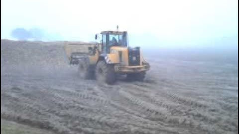 JCB 434S LOADING SUGAR BEET 2010