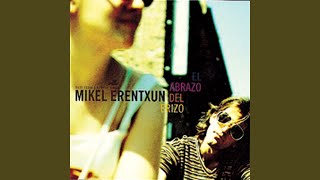 Video thumbnail of "Mikel Erentxun - A un minuto de ti (Live)"