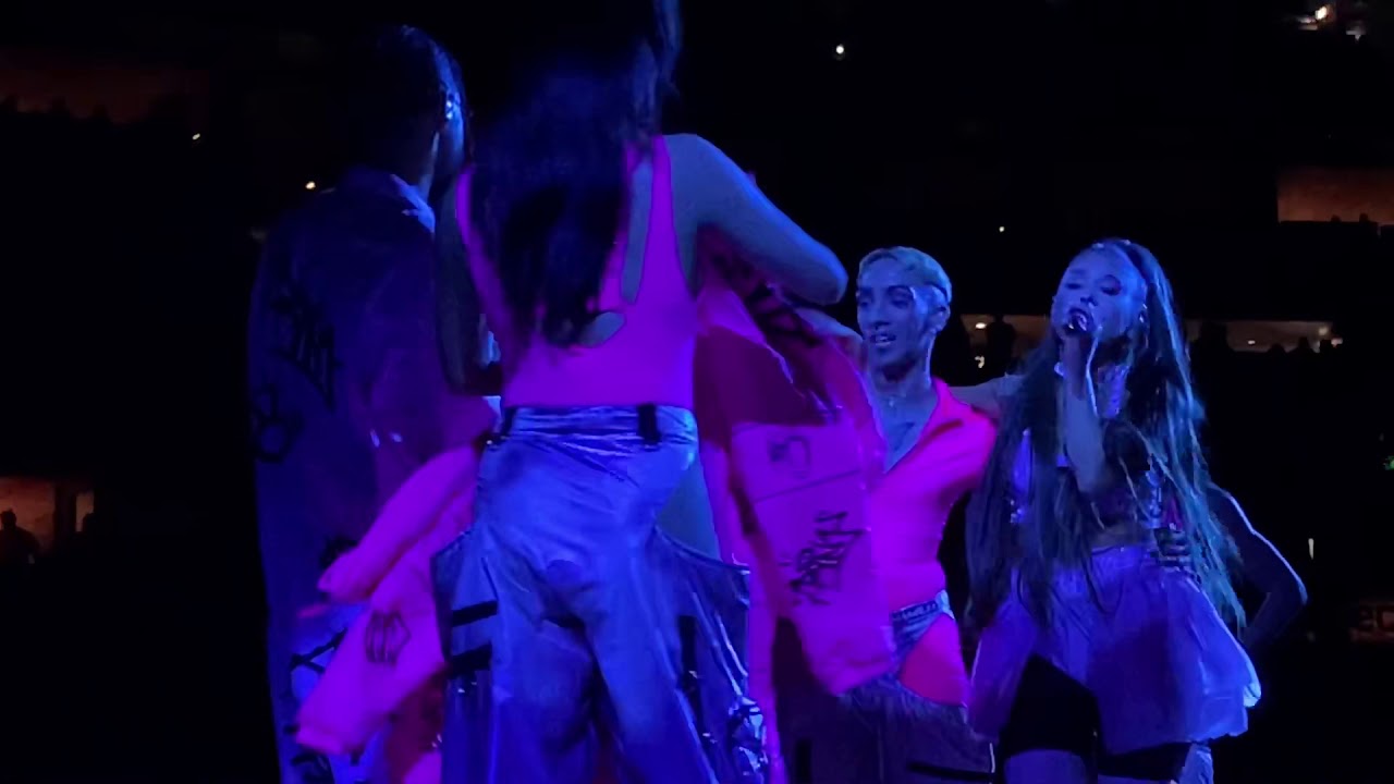 Ariana Grande “7 Rings” Live Up Close! - YouTube