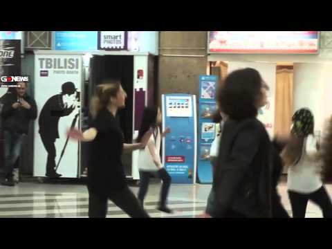 Happiness 5 years Fleshmob - ქართველმა გოგონამ მეუღლეს ფლეშმობი მოუწყო!