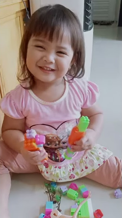 Batita action makan es krim