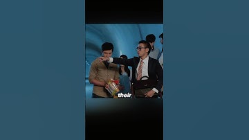 The bus driver, in order to save time, drove the bus into a strange tunnel.#futurelink #movie